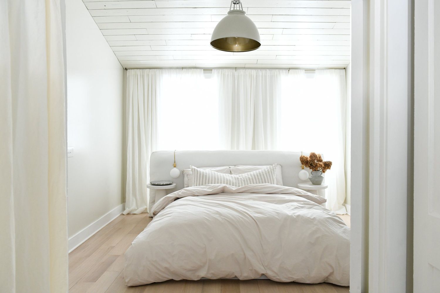 Minimalist Bedroom: The Ultimate Guide to Simplicity and Style - 5