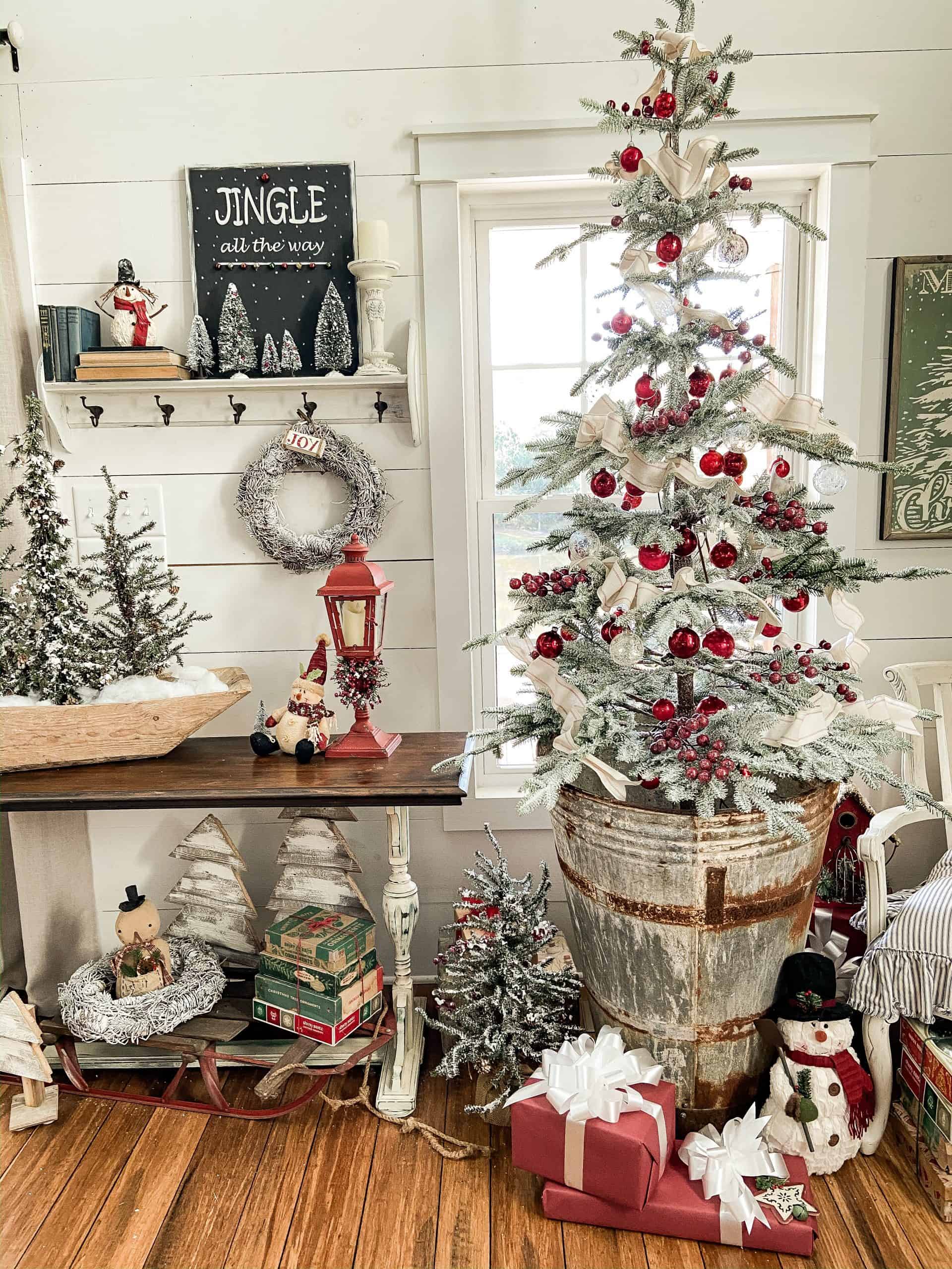 Farmhouse Christmas Tree Ideas: Bringing Rustic Charm to Your Holiday Decor - 4