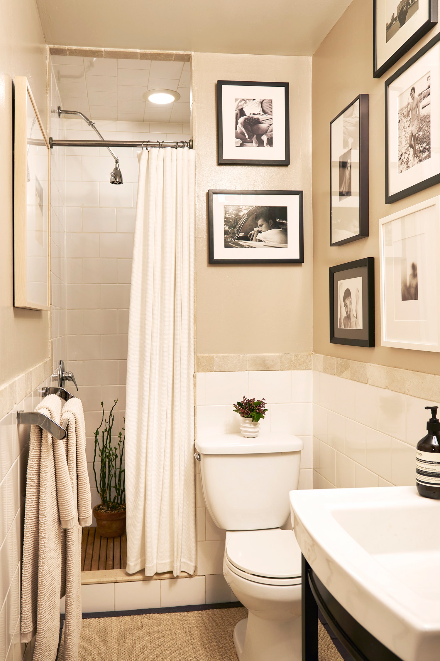 Clever Small Bathroom Ideas for Maximizing Space and Style - 4