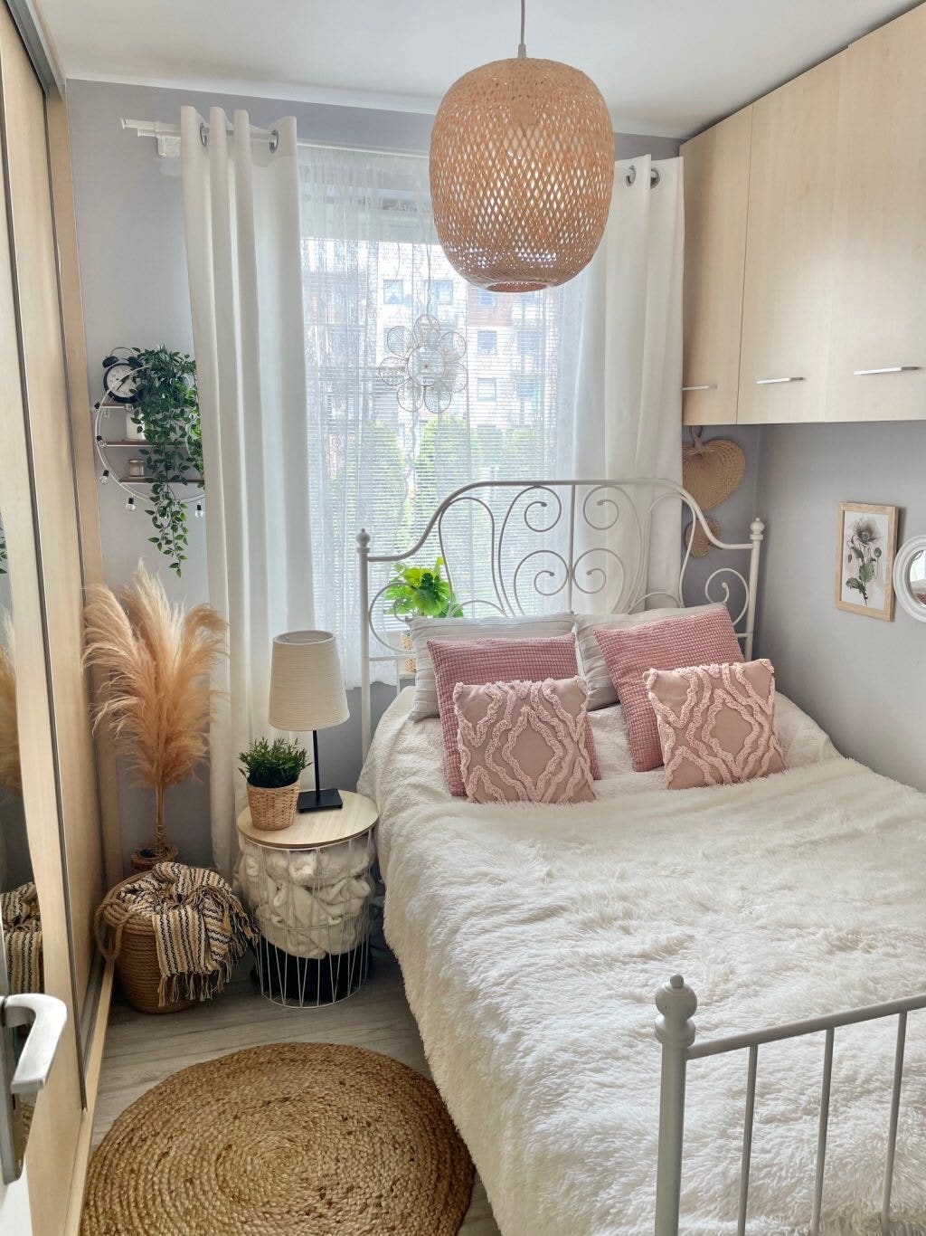 Mastering Bedroom Organization: Tips and Strategies for a Clean, Relaxed Space - 10