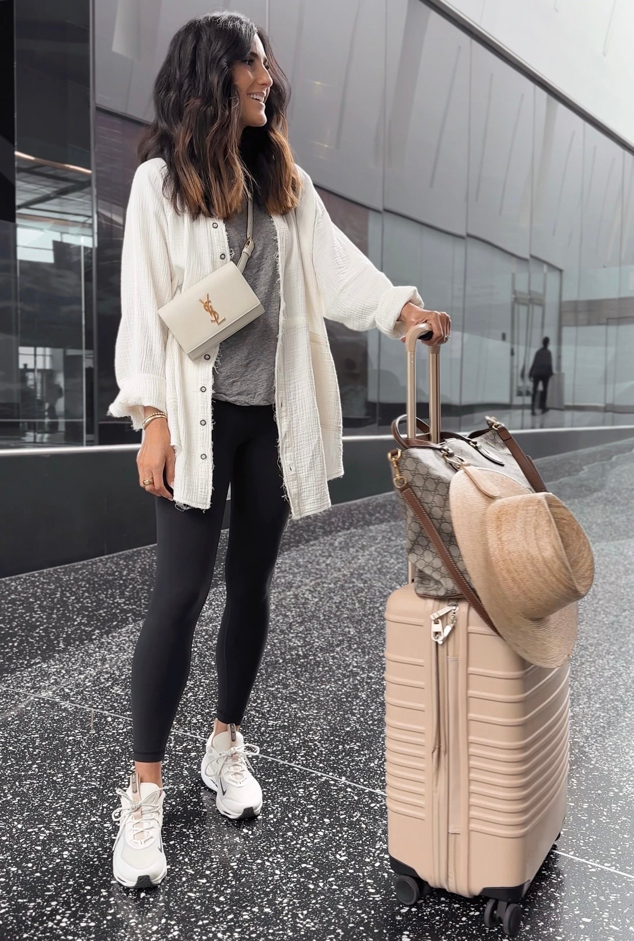 The Ultimate Guide to Airport Outfit Ideas for Comfort and Style - 3